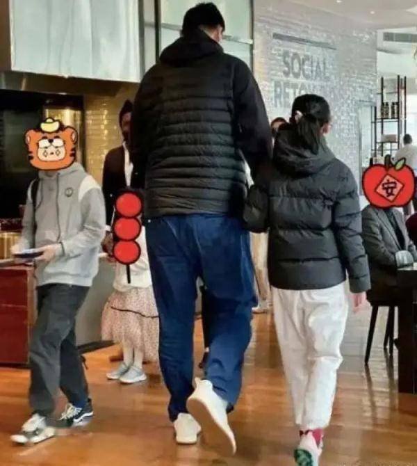 姚明女儿身高已超妻子叶莉,200斤体重穿着朴素,身高有望达2米15