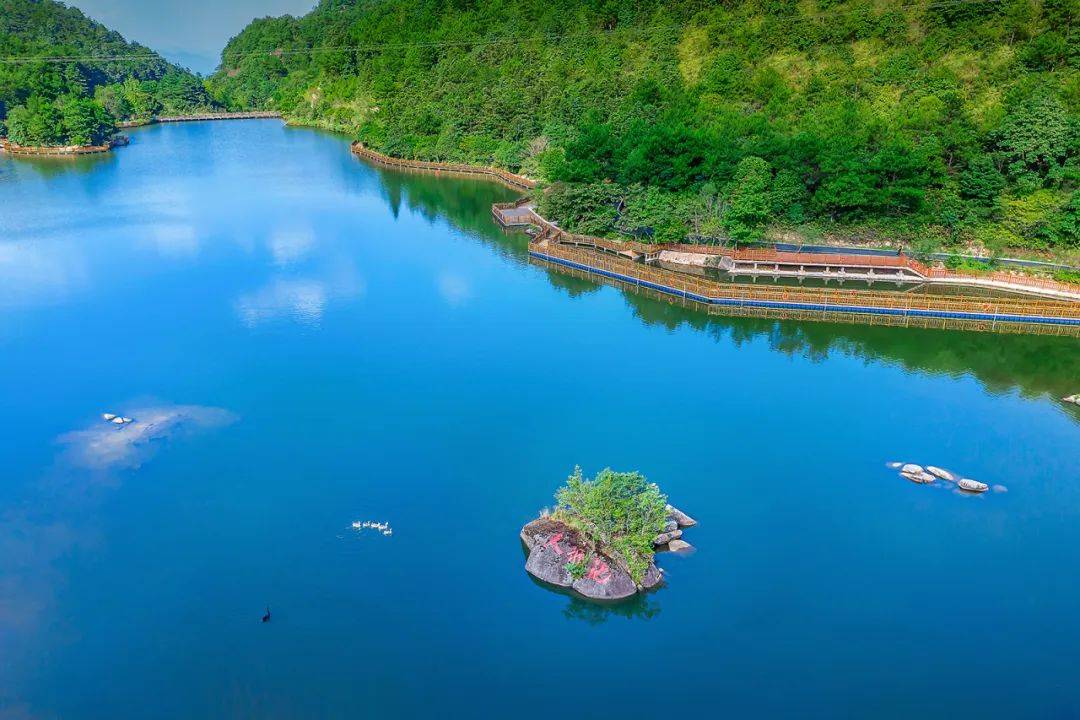 连城冠豸山冠豸山风景优美,历史悠久,底蕴悠长,与武夷山同属丹霞地貌