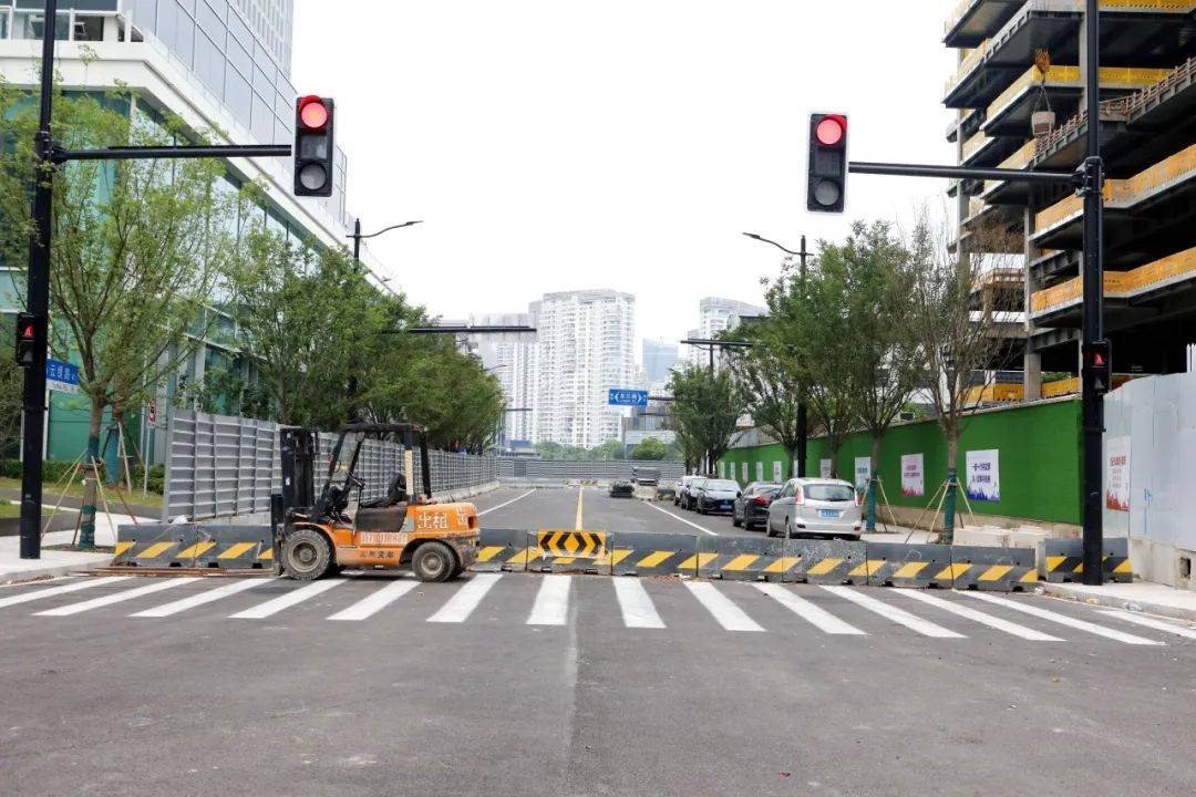 龙华机场路东起云锦路,西至龙腾大道,长约350米
