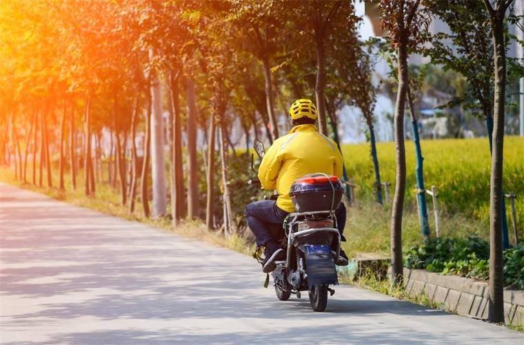 最高速度25km/h限制？多地提出对外卖骑手限速，骑手吐槽：太慢了，自行车都比这个速度快，“6个单可能会超时5个”【附外卖行业现状分析】-外卖时速