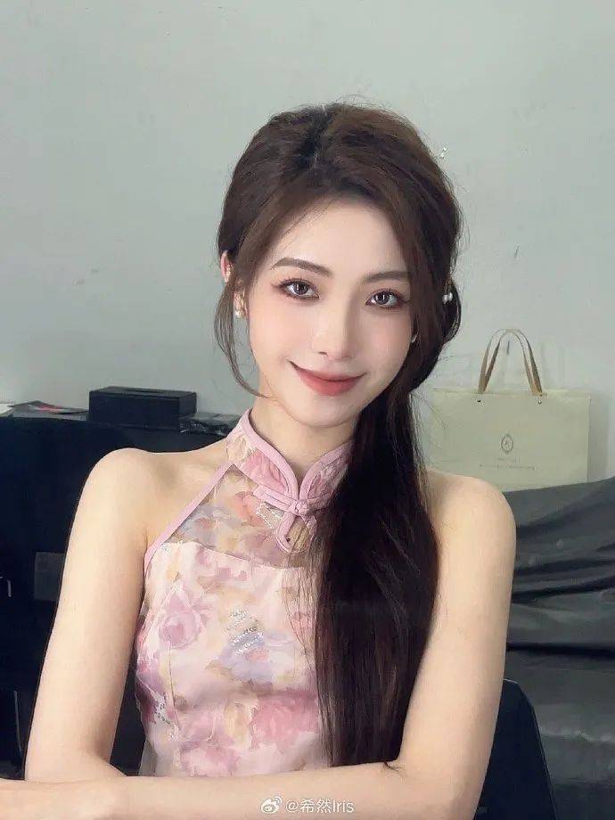 至臻版太好看了!lpl主持希然晒美照