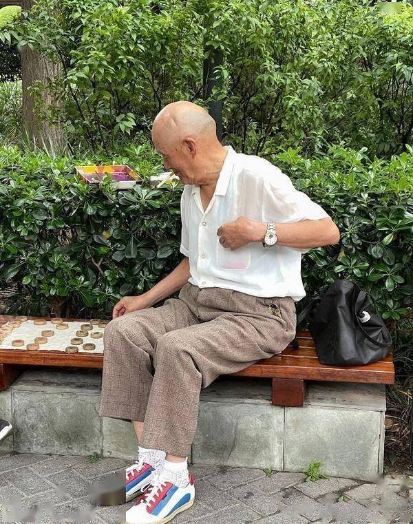 男人到了六七十岁,建议别穿这4种"老头装",显老土气还很油腻
