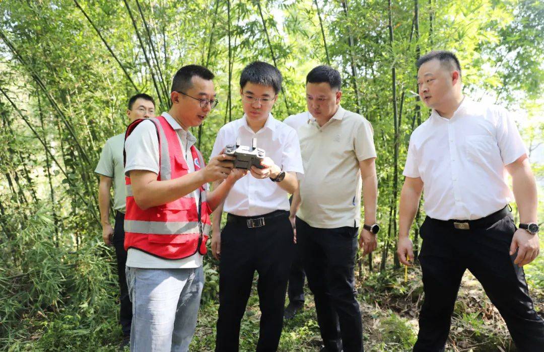 在古宋镇清泉村,周明军查看河道周边情况,要求要加