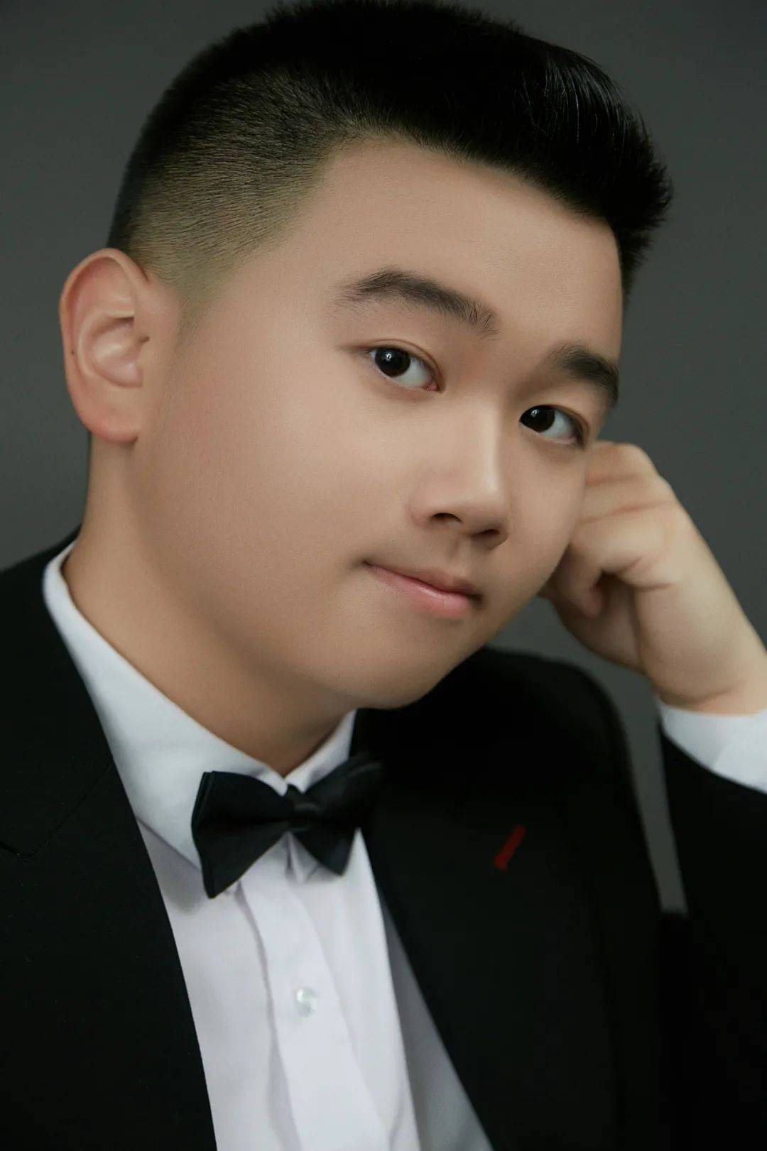 钢琴:李哲翔2016年5月,他正式担任深圳交响乐团音乐总监兼首席指挥.