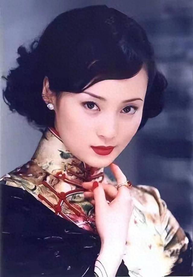 今天,我们要潜入《半世绮梦》的绚烂画卷,揭秘那位令时光驻足的石翠芝