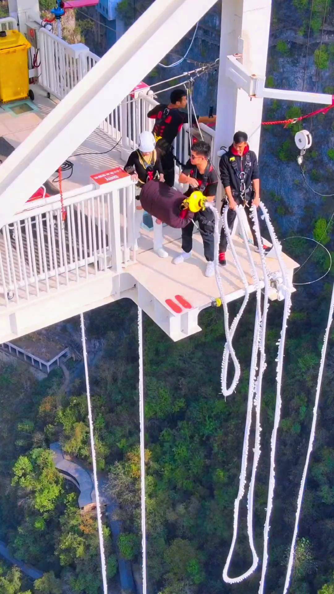 小姐姐的蹦极航拍太震撼了蹦极张家界大峡谷玻璃桥蹦极航拍第一视角