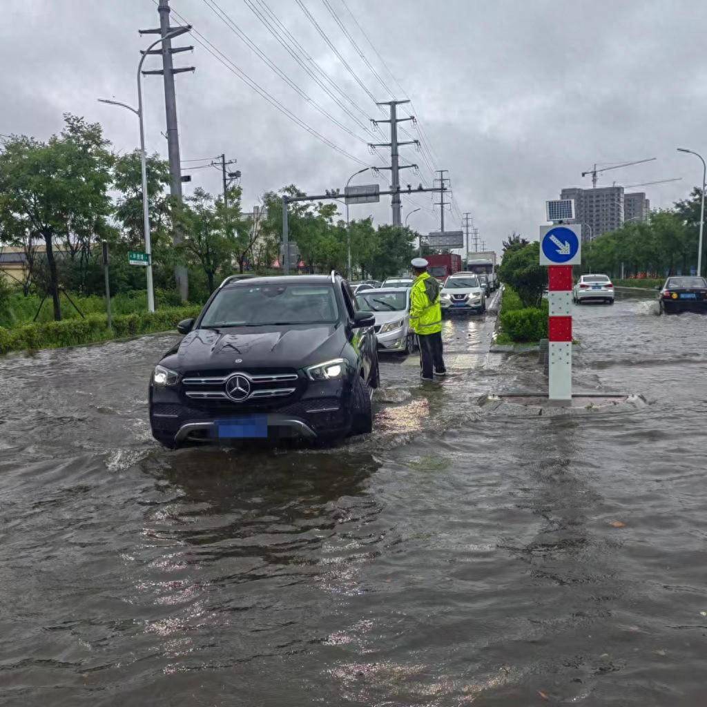 暴雨中温暖坚守——那一抹照进雨中的荧光绿_积水_路段_进行