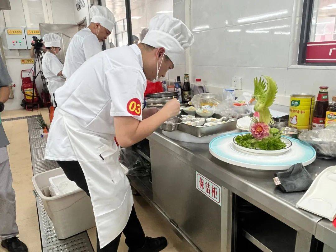 "厨师们正在备菜.