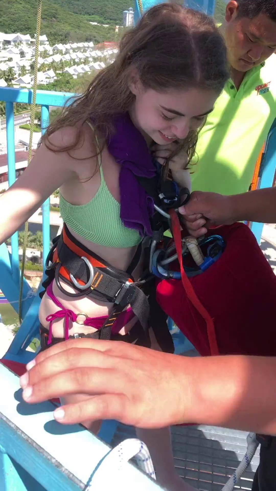 俄罗斯美女挑战蹦极.蹦极 比基尼