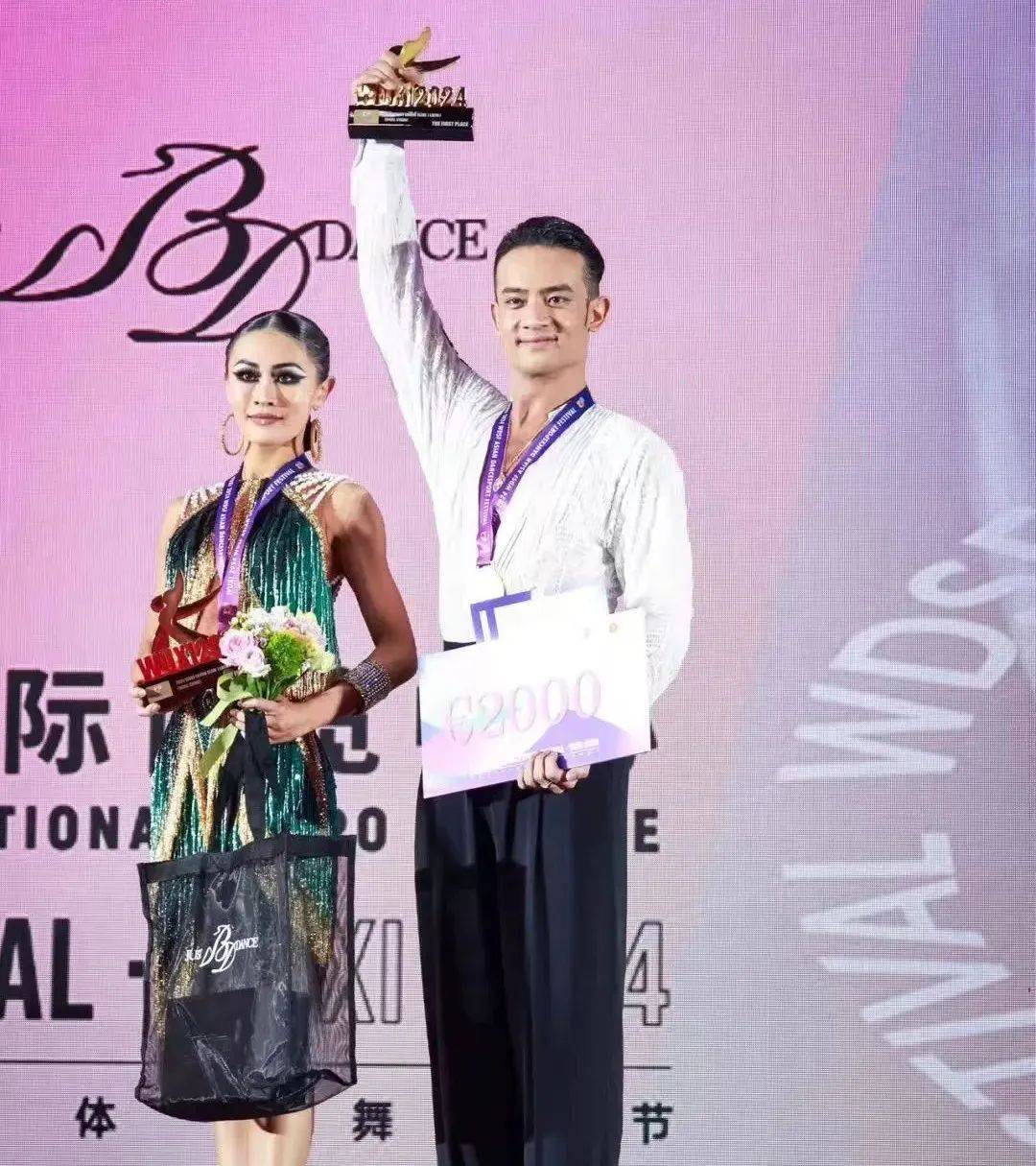 在当日进行的世界体育舞蹈大奖赛(无锡站)拉丁舞比赛中晋城小伙阎棒棒