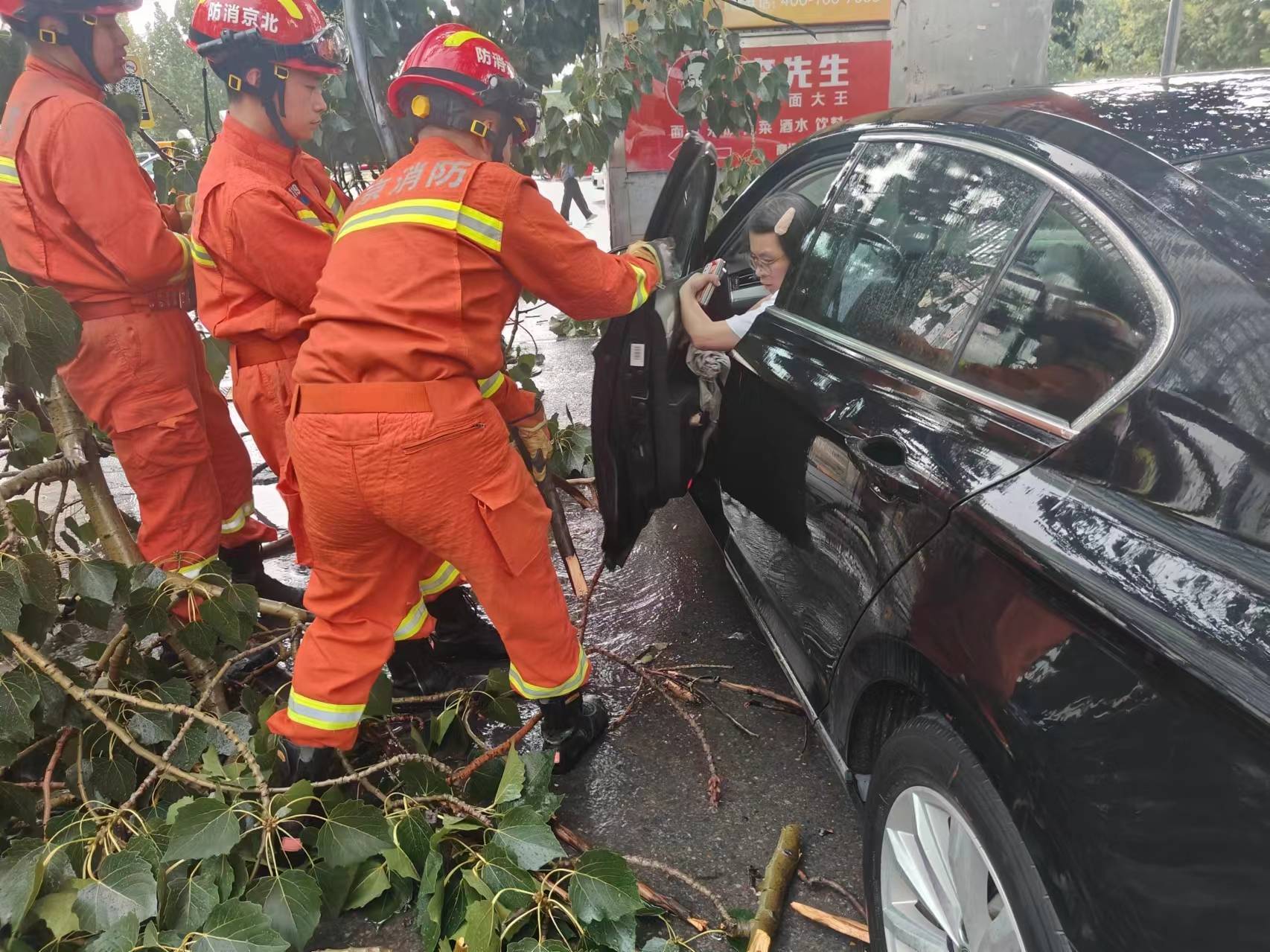 北京暴雨救援现场图片