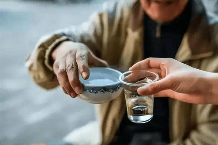 人过50,喝点酒好?中老年人喝酒更不易患上疾病?听听医生怎么说