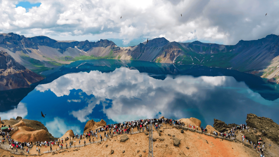 长白山北坡开发时间最早,景区设施较成熟,交通及用餐都方便,并且景点