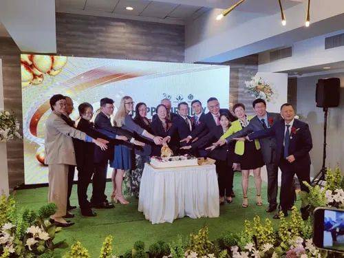 30 周 年庆典蛋糕的仪式,这一瞩目的历史性时刻,不仅象征着沃德绿世界