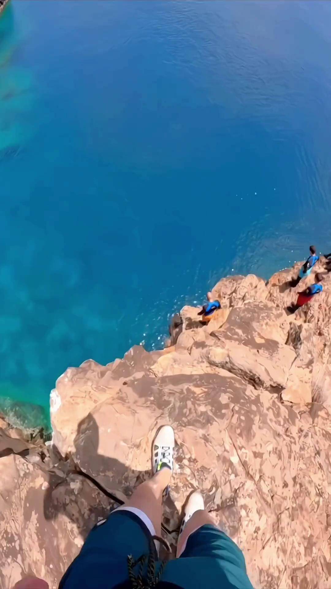 悬崖跳水第一视角,你会恐高吗极限运动 尾崎八项 悬崖跳水 第一视角