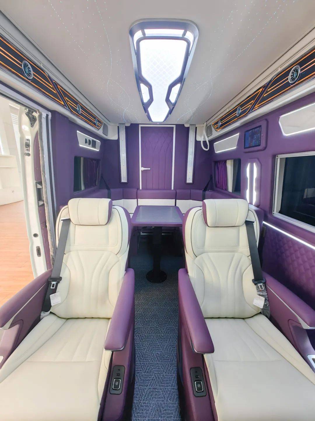 悦胜·悦享v90商旅旗舰版 双航空座椅 u型沙发布局 后置厨卫 精致商务