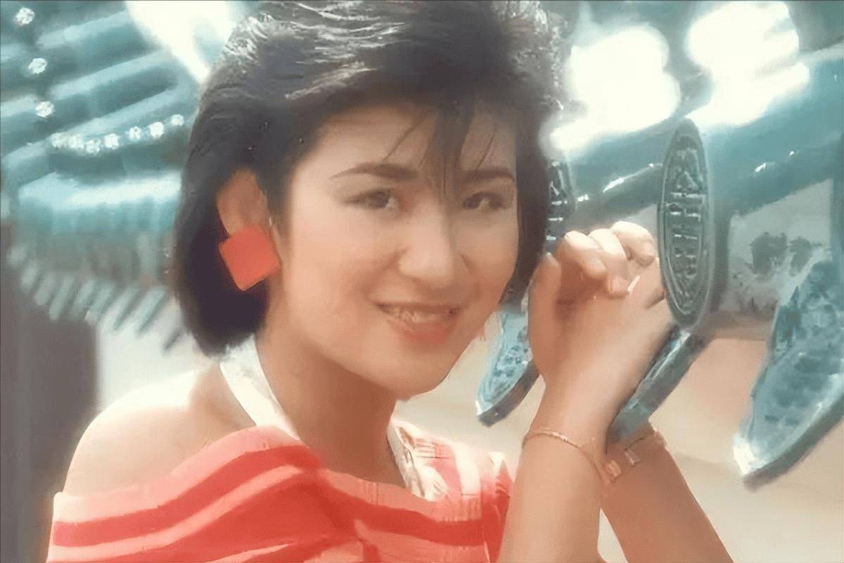 在曾华倩参加培训班时,梁朝伟也在同一个时期参加了培训班.