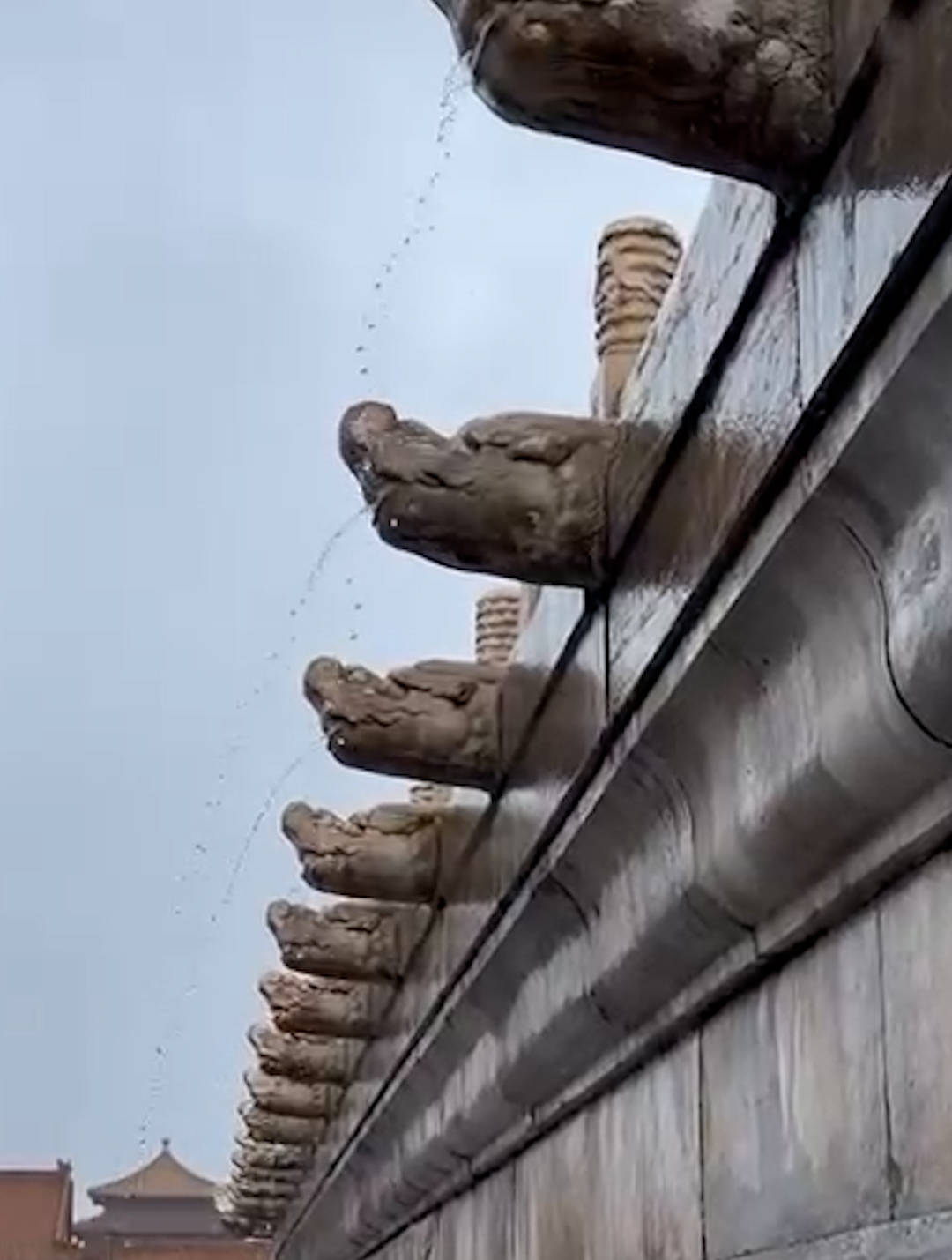 北京周末遇强降雨天气，故宫再现“千龙吐水”-百货之家