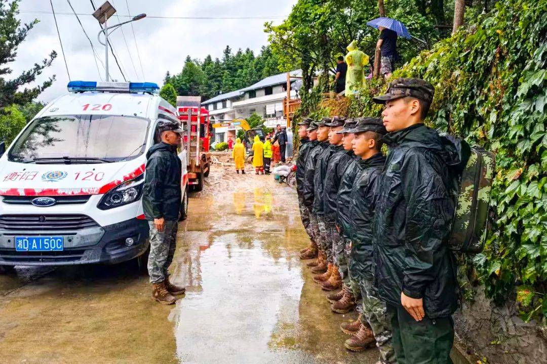 武警湖南总队官兵紧急奔赴抗洪抢险一线救援