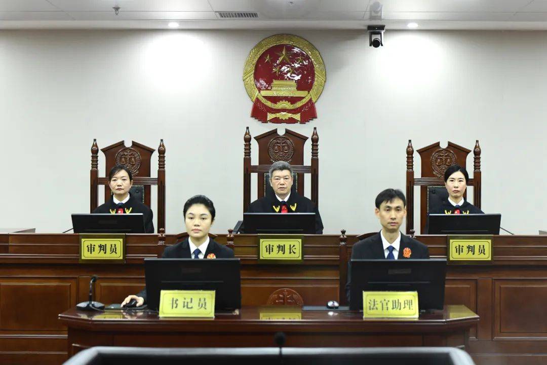 被告人李春生利用担任河南省新县县长,县委书记,公安部政治部副主任