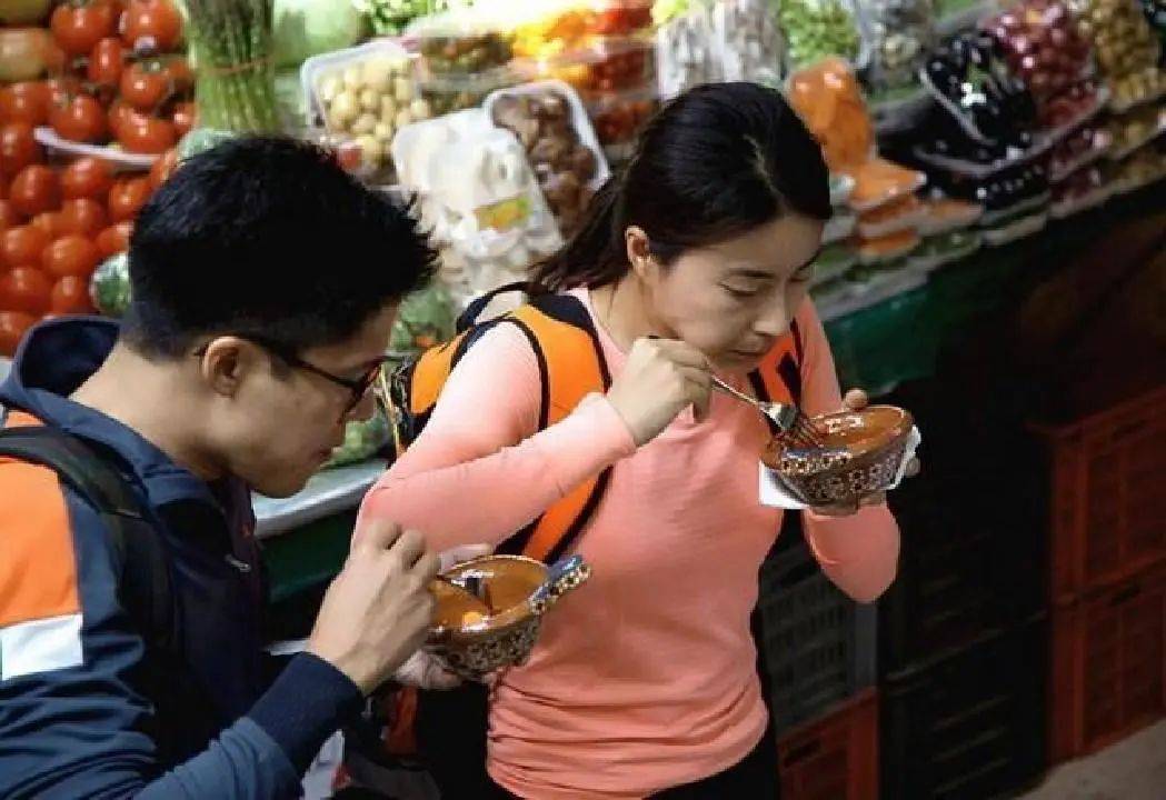 霍启刚一家的晚餐照,打破了人们对豪门的认知,难怪孩子教育很好