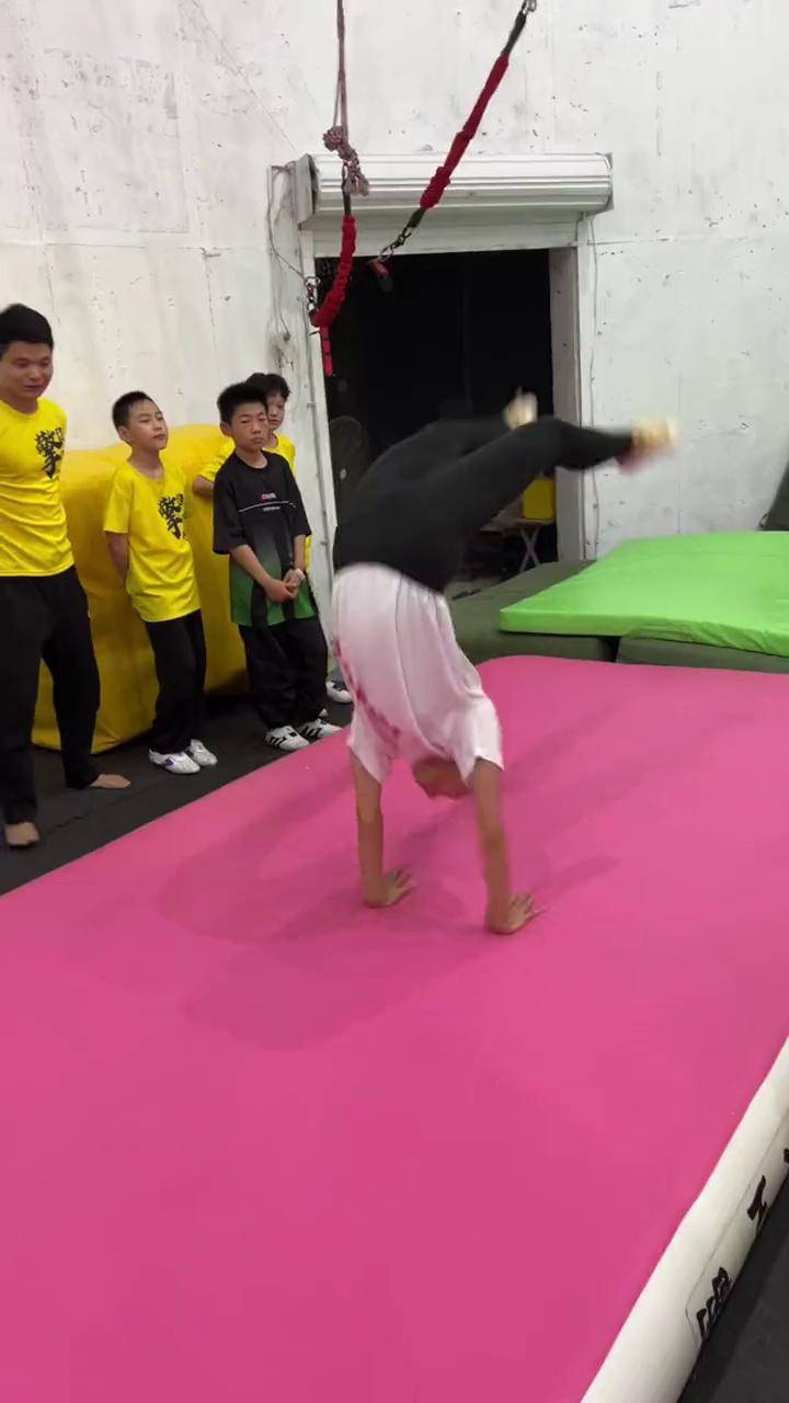 后手翻舞蹈技巧 空翻特技 翻跟头的技巧