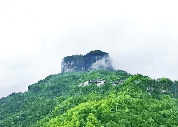 凯里香炉山"爬坡节"是苗族人民的重要节日.