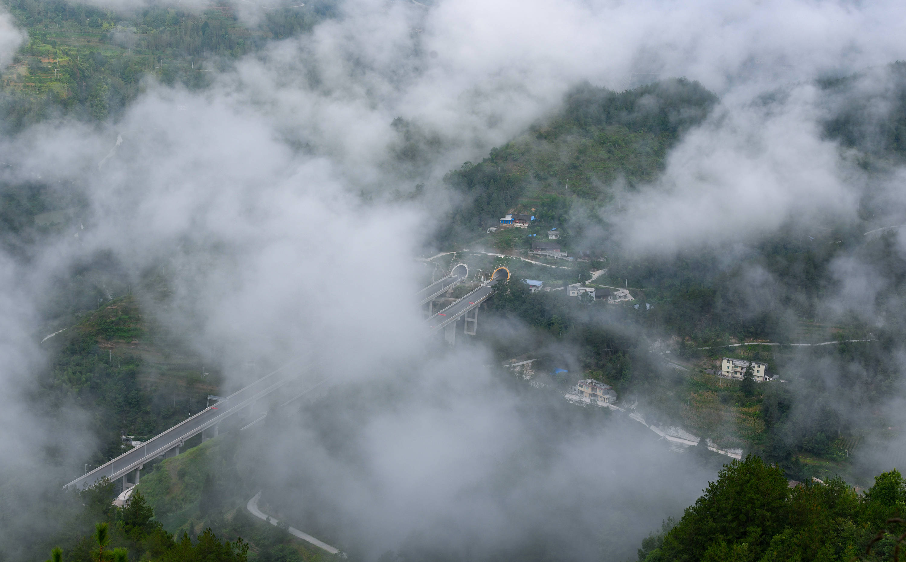 重庆酉阳:云雾环绕 公路如画