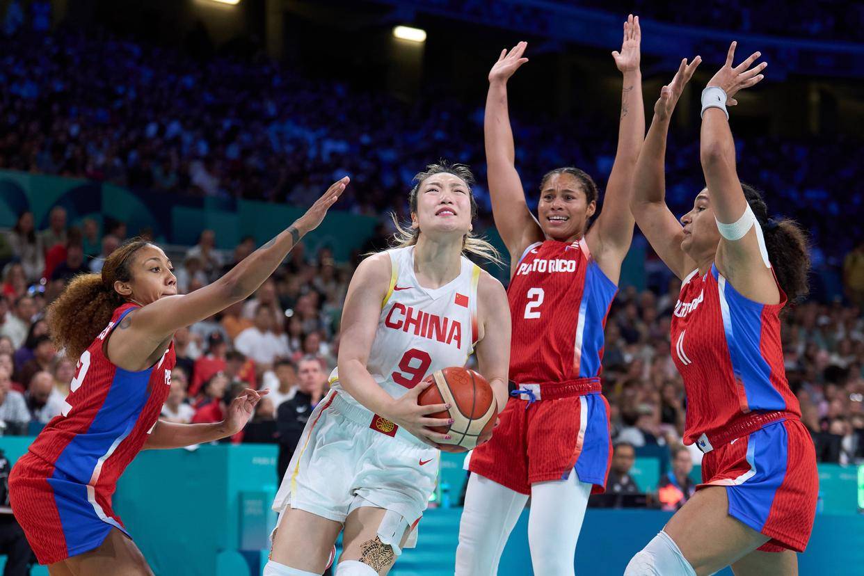 此役中国队数据全面占优,篮板比对手多抢了10个(48:38),助攻多出12个