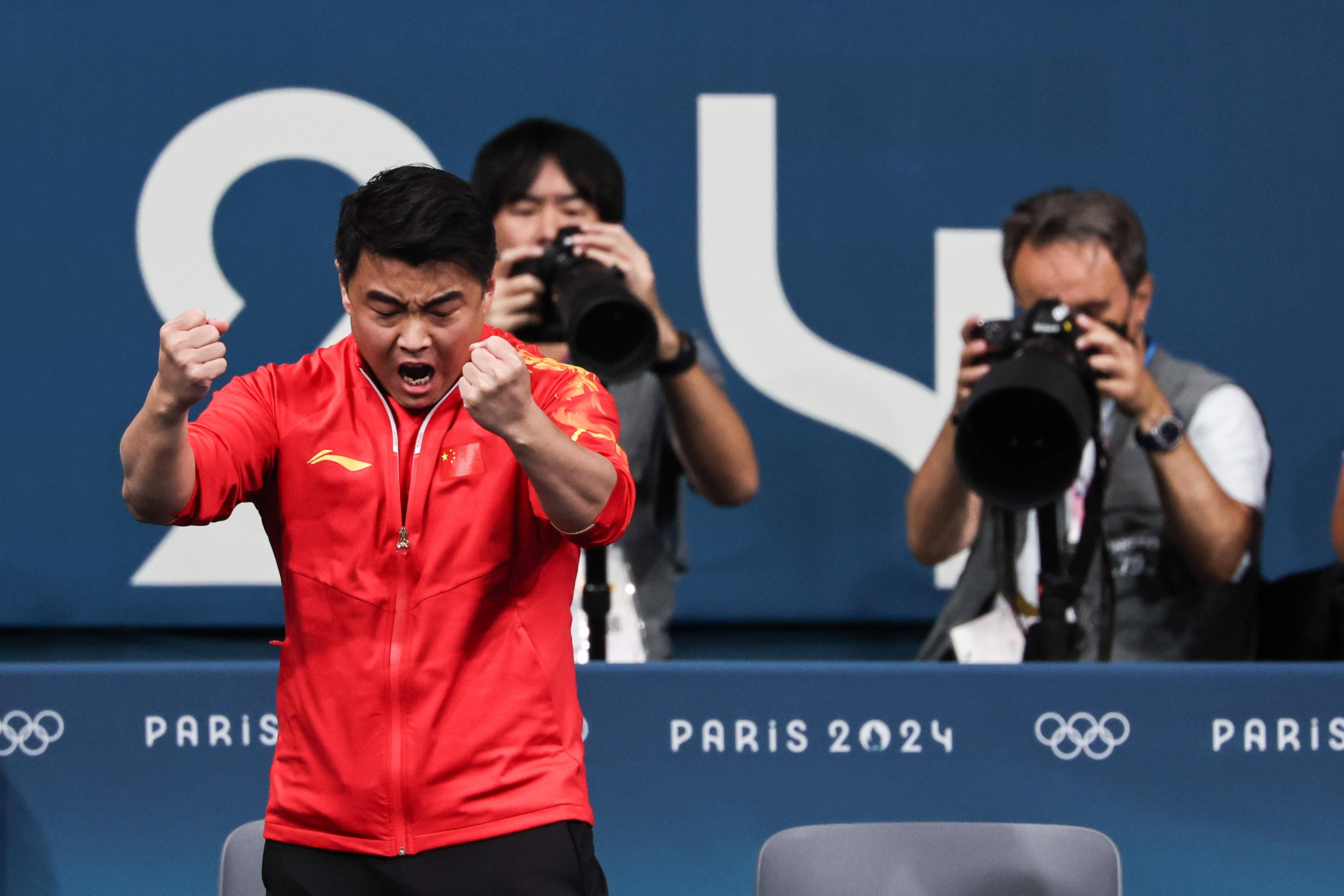 2-1!樊振东艰难拿下第三局 男乒主教练王皓场边振臂怒吼