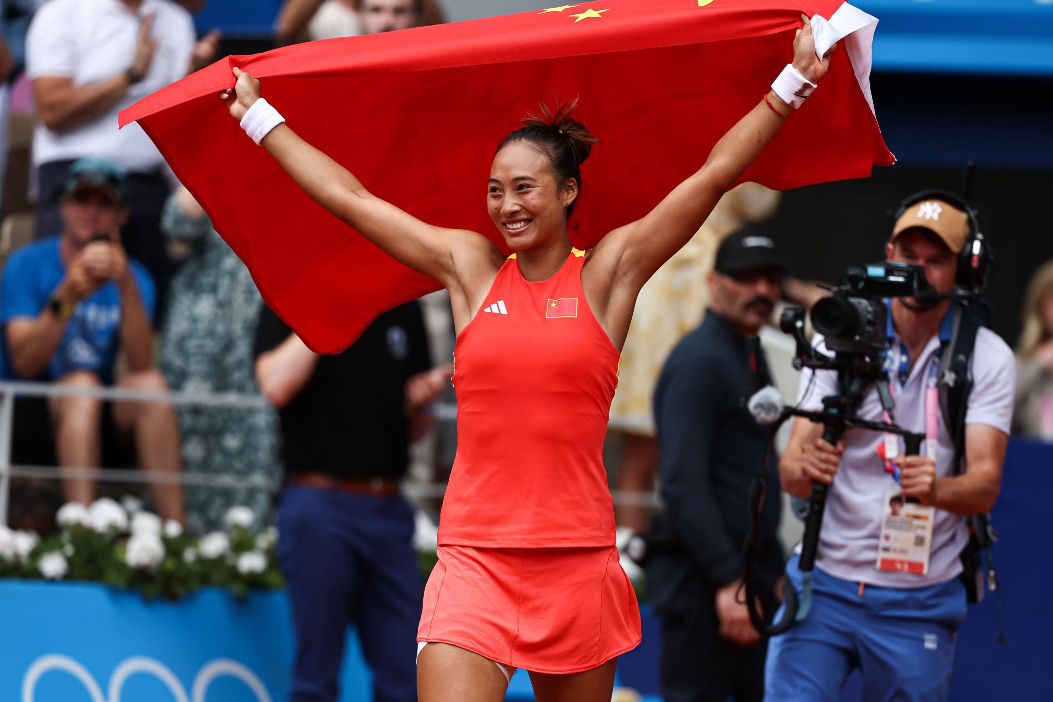选手郑钦文2比0击败维基奇夺冠,这是中国球员首次拿到奥运会女单冠军