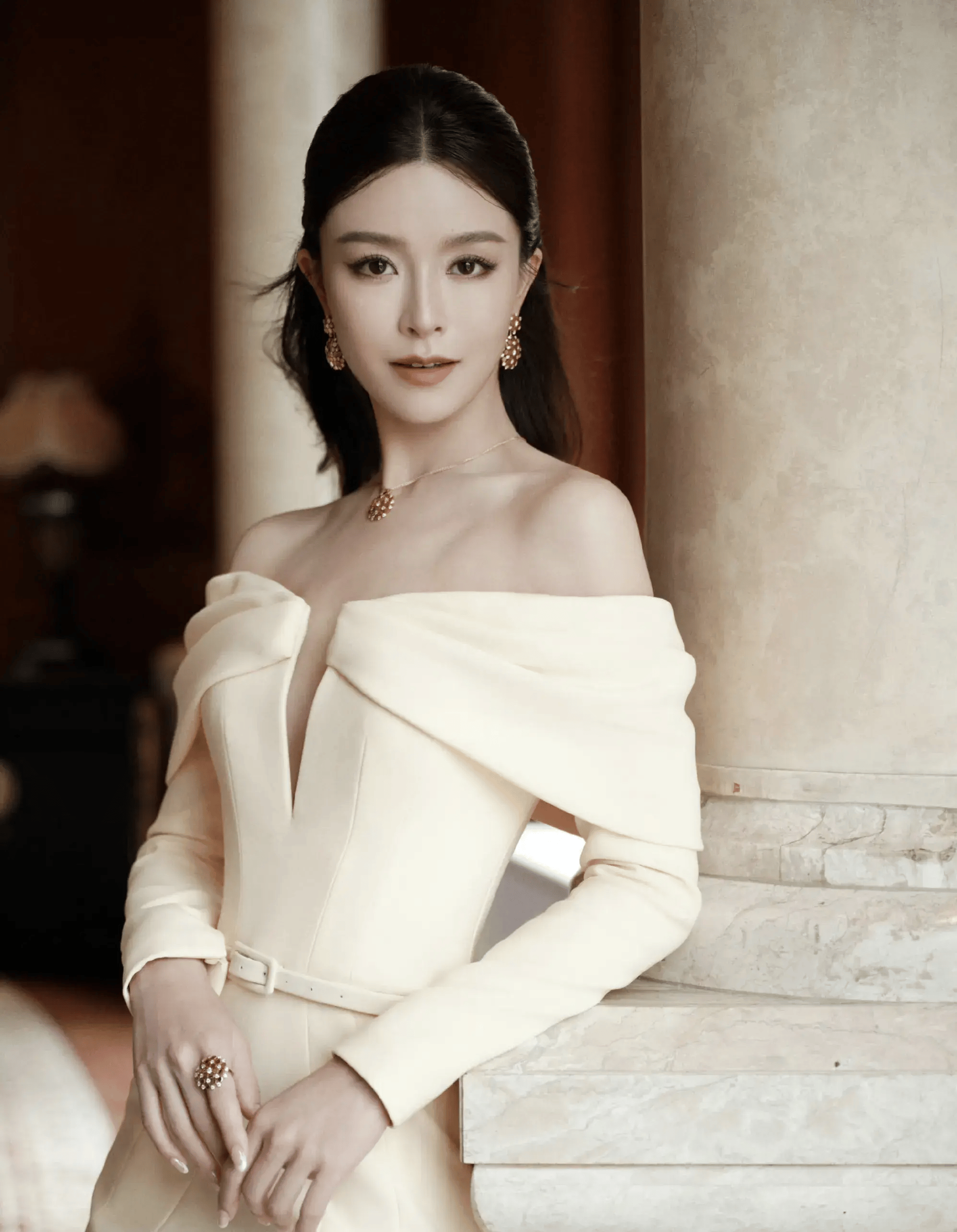 女星文咏珊淡黄色连衣裙造型:魅力时尚