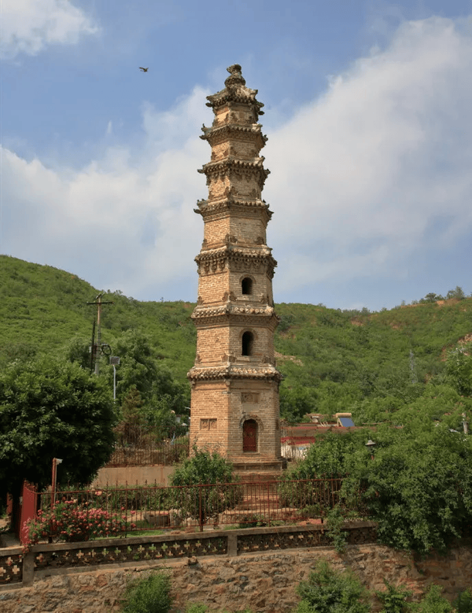 河北易县千佛宝塔,这里有烟波浩渺的龙门湖,风景如画,美不胜收
