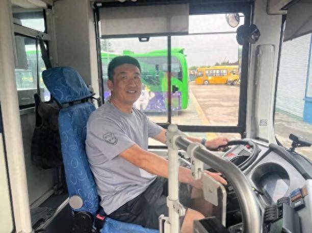 【乐善公交人】老人车内险些摔倒 公交驾驶员暖心相助