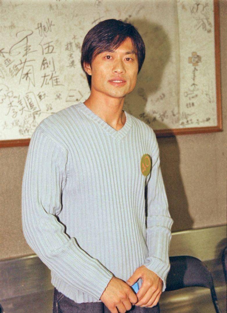 黄德斌1963年生人,家有一兄一弟,父亲是警察.