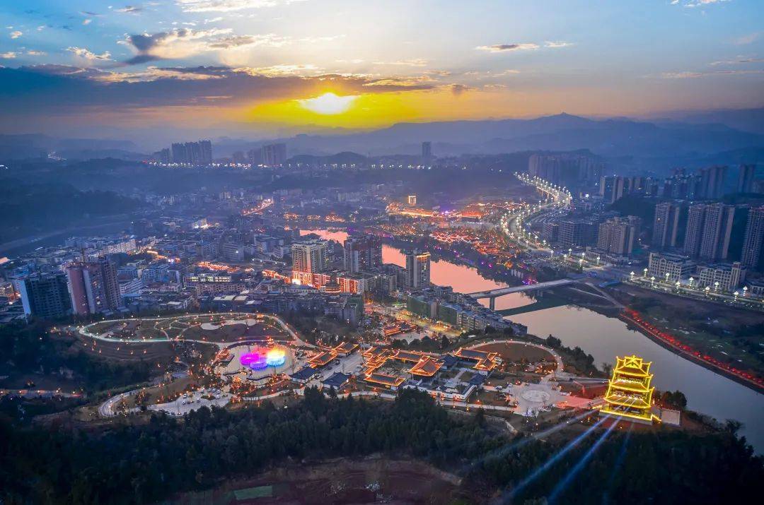 7月21日,坐火车从成都回乡的杨豪,行走在恩阳大道上感慨万千:"与春节