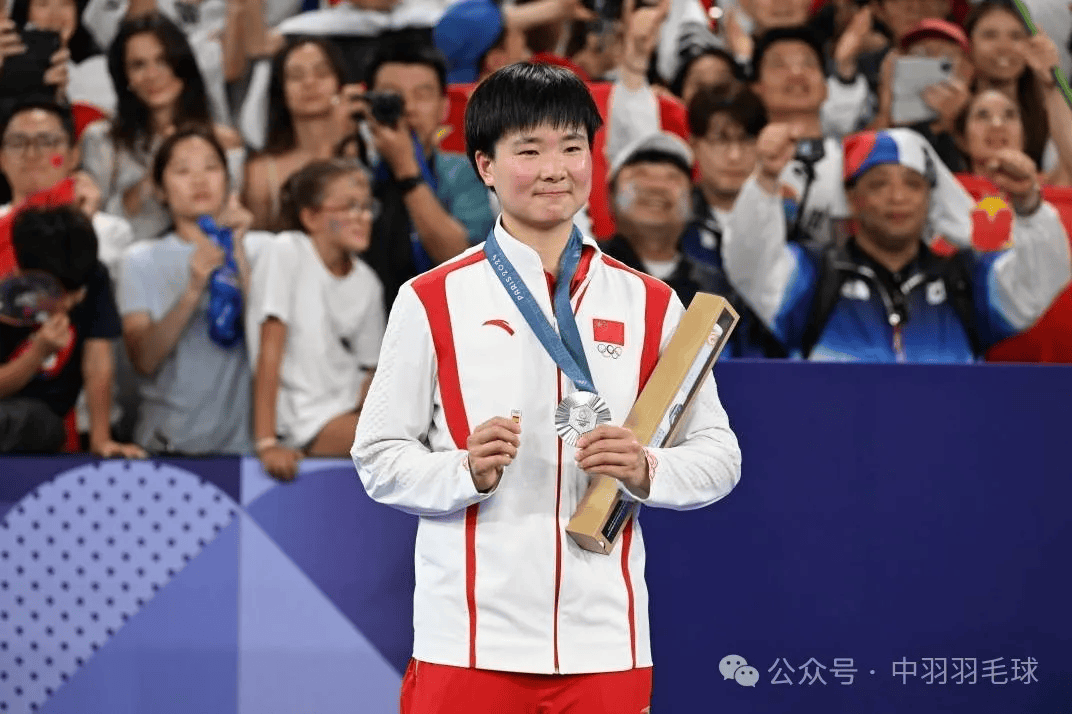 何冰娇"带"着马林一起领奖_比赛_巴黎奥运会_羽毛球