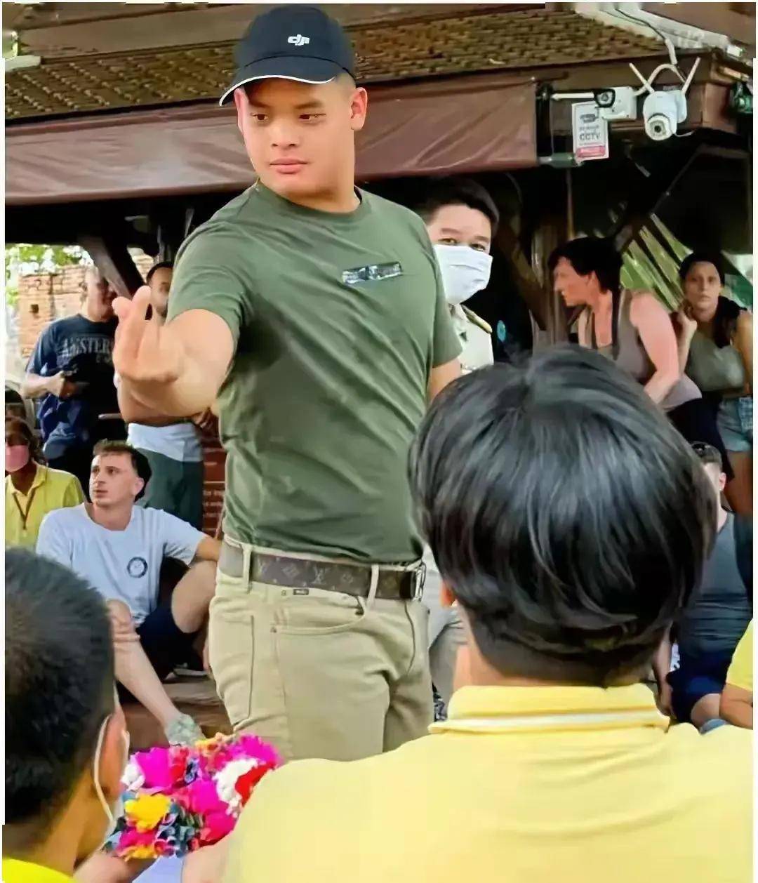 19岁提帮功眼神柔和,瘦了很多,坐在地上和别人聊天不摆王子架子