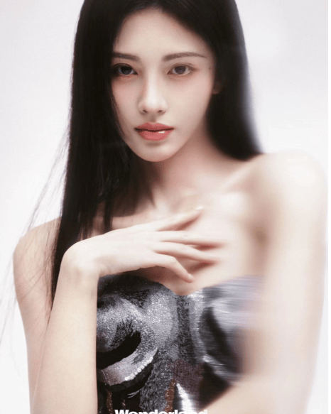 鞠婧祎黑长直抹胸裙出镜, 宛若雪中白玫瑰,又美又飒!