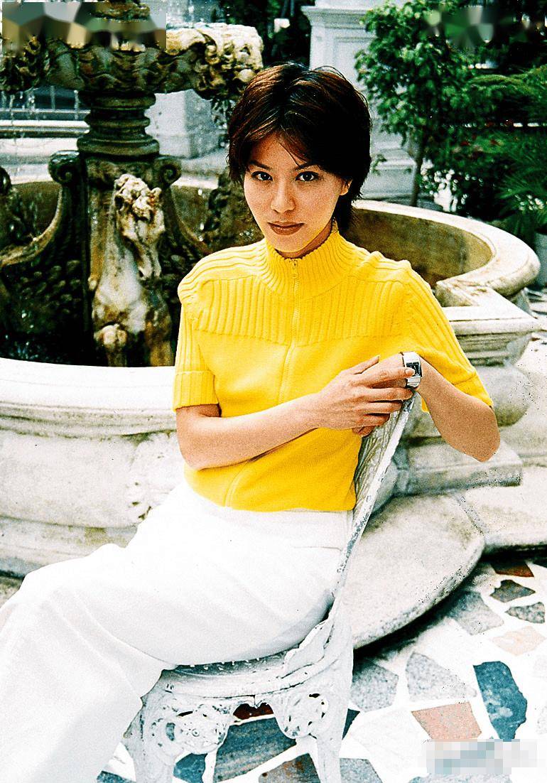 滕丽名22岁获tvb金牌监制邝业生赏识,与当时tvb一姐关咏荷共同领衔