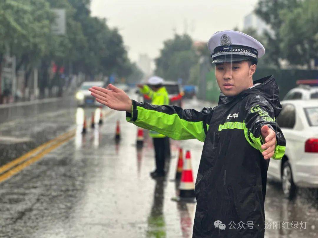 交警雨中执勤图片