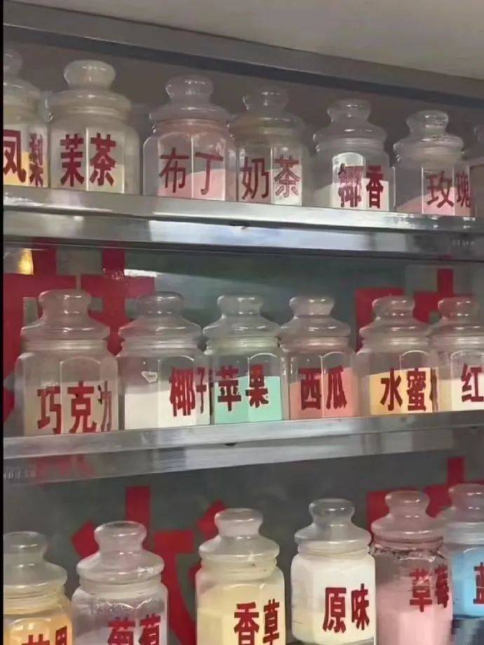 曾经由五颜六色的粉末冲泡出的奶茶香气,早已被时间封存在标着不同