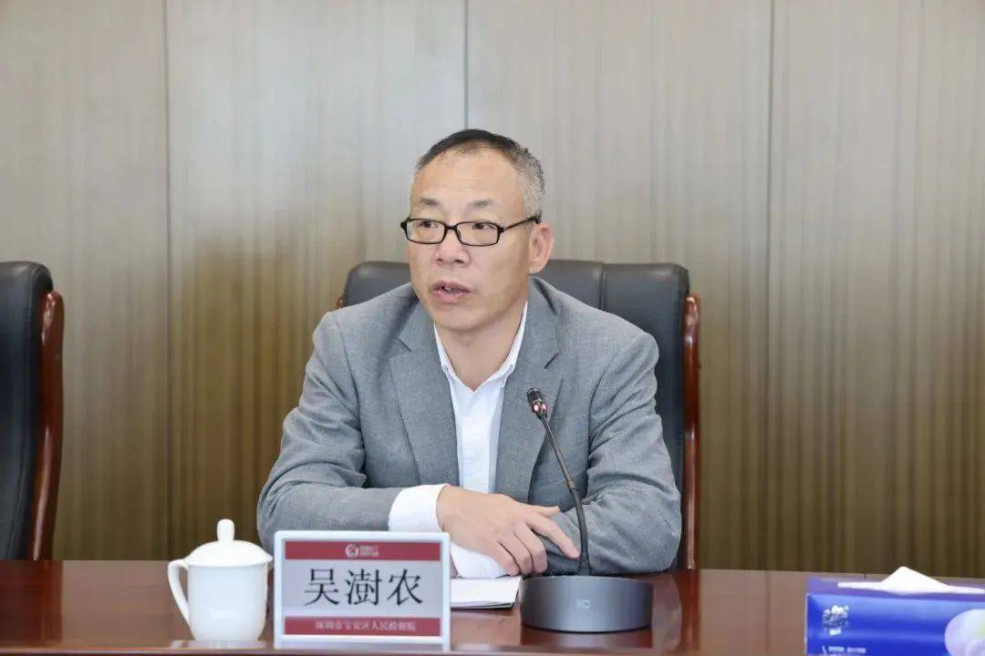 深圳市人民检察院官网院领导一栏显示李小东任党组书记,检察长,詹先见