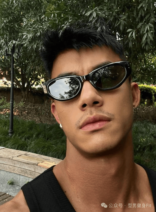 肌肉男练大只以后. 太震撼了!