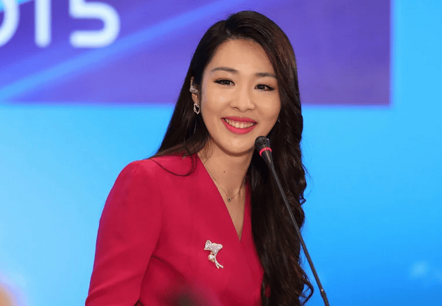 她是央视"女神级"主持人,才华不输董卿,如今38岁婚姻状况成迷_李斯璇