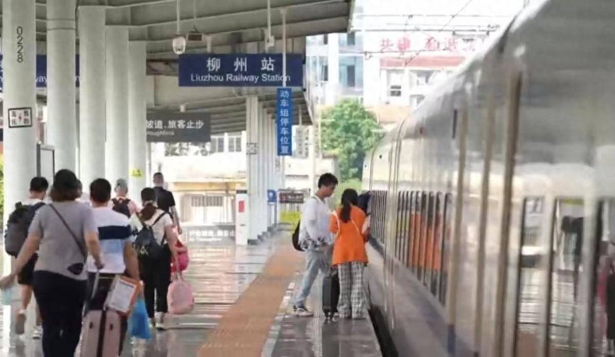 站台上老人突然晕倒，柳铁工作人员紧急送医转危为安_柳州火车站_救护车_次列车