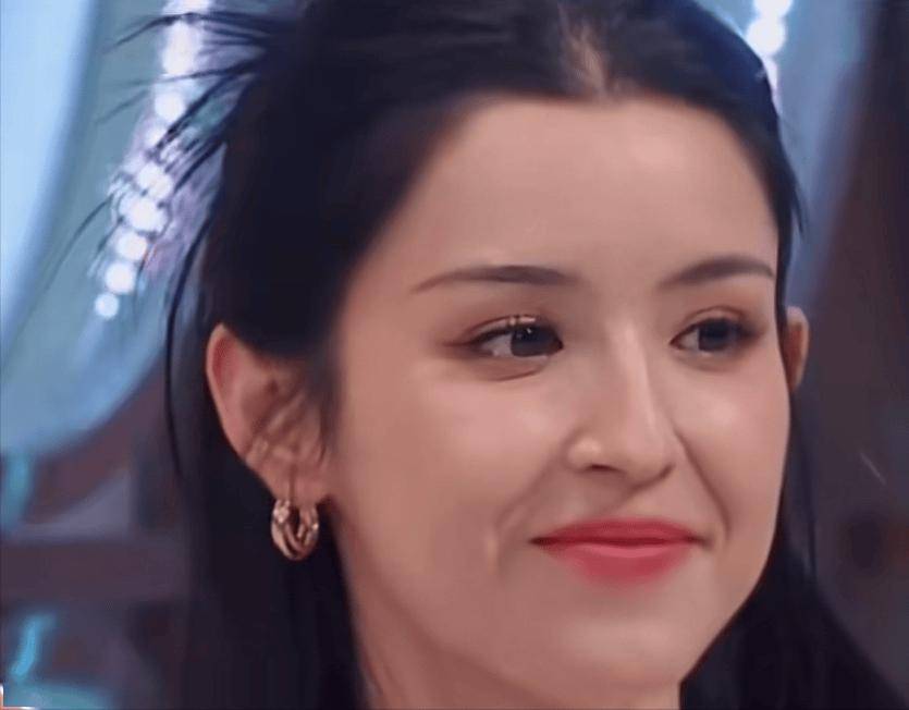哈尼克孜从"玉女"到"蜡烛门": 她究竟经历了什么被万人唾弃?