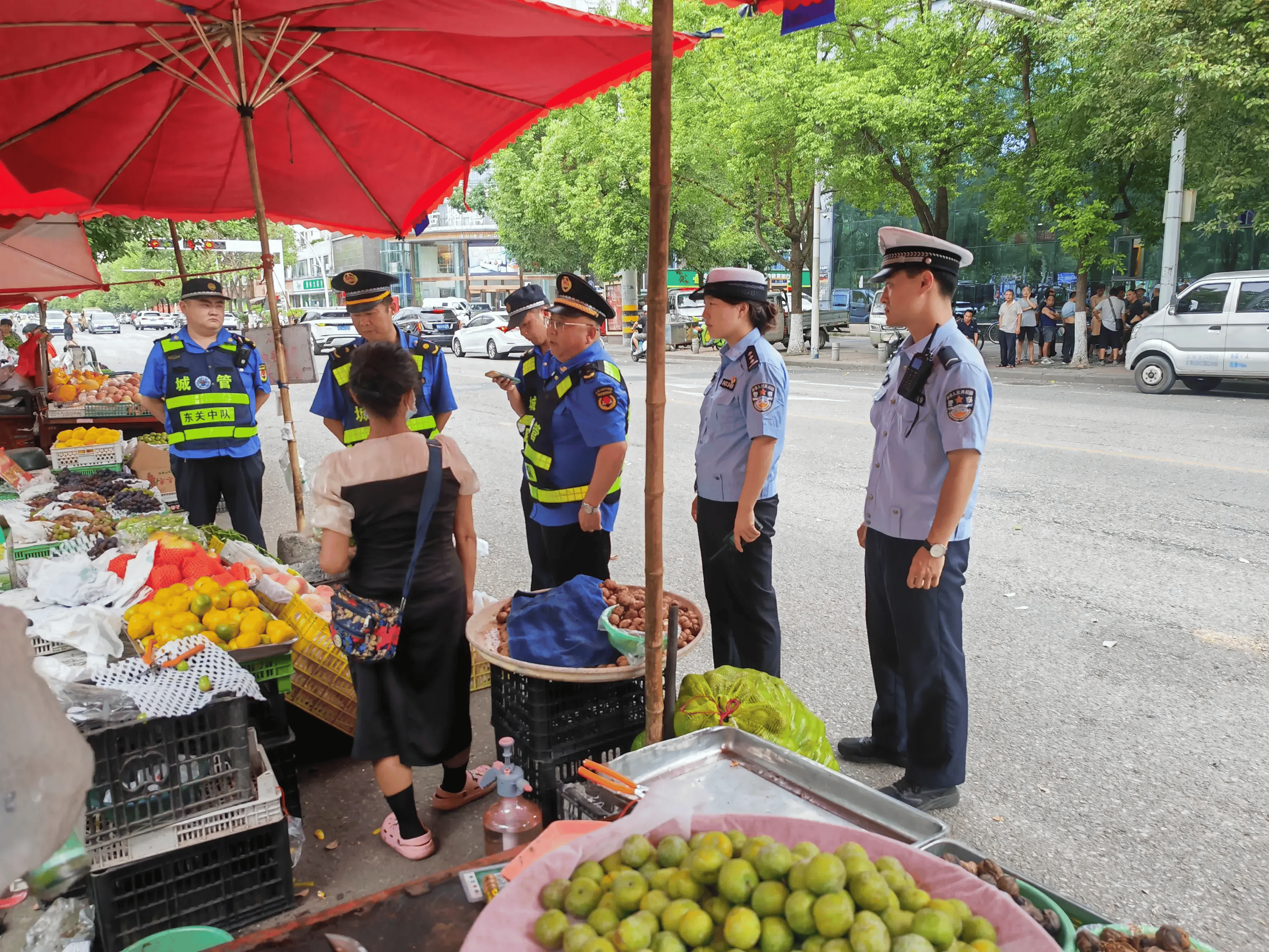 汉中汉台交警持续开展"城警联动"整治行动_经营_辖区_摊主