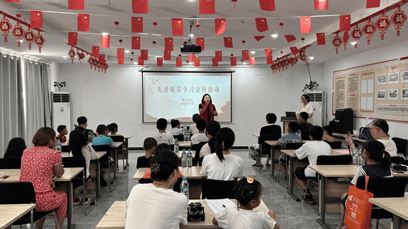 近日,青云谱区青云谱镇博学社区组织开展了向先进模范学习宣传活动