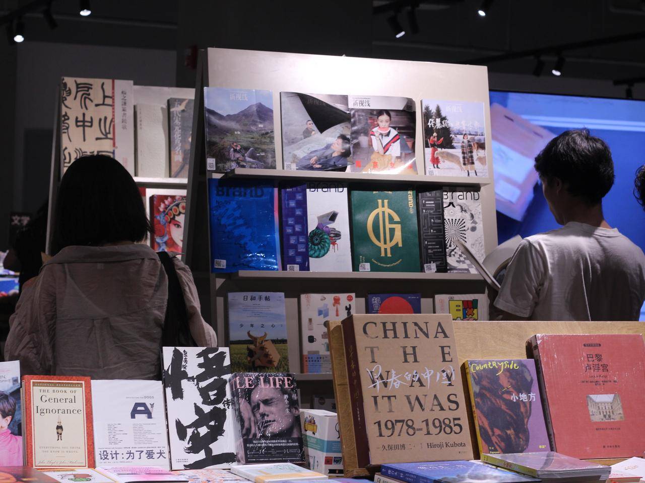 杭州"多抓鱼"今天营业,谁在逛这家网红二手书店